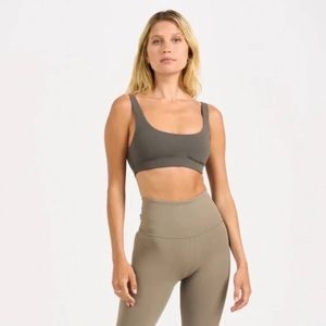 Vuori Daily Bra. In oregano. EUC.
